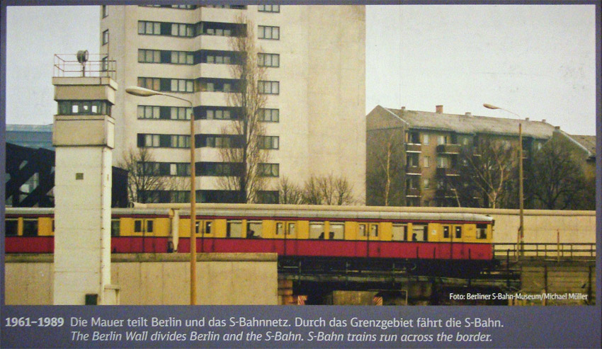 neue wandtafeln im s-bahnhof nordbahnhof, aus diesem anlass nochmal das alte dia von klaus becker, dass den augang der unterführung des grenzweges genau von der anderen seite her zeigt