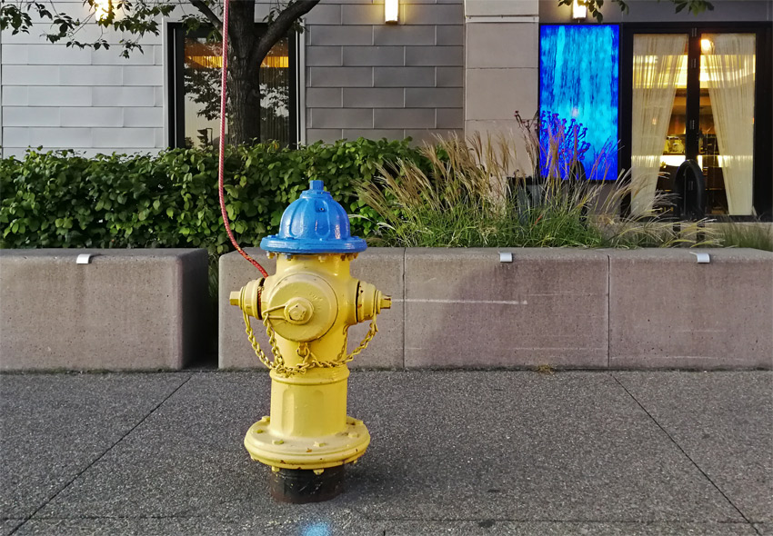 10.10.2019, niagara falls, usa. das metall nach oben macht den hydranten bei schneefall auffindbar.